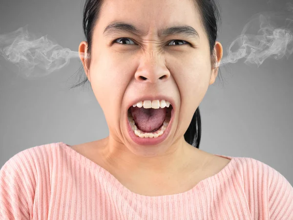Mulher furiosa e frustrada gritando e fumegando com raiva. Emo. — Fotografia de Stock