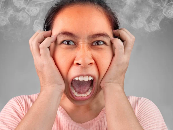 Mulher furiosa e frustrada gritando e fumegando com raiva. Emo. — Fotografia de Stock
