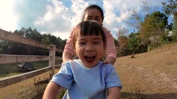 Madre Asiática Enseña Hija Pequeña Andar Bicicleta Divirtiéndose Césped Parque — Vídeo de stock