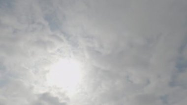 Kara bulutların hareketi yağmurlu fırtınayı aşmadan önce gökyüzünün üzerinde şekillenir. Doğa gökyüzü arkaplanı.