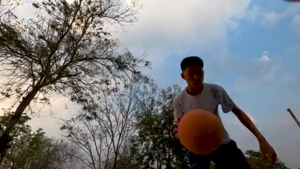 Asiático Adolescente Chico Jugando Baloncesto Con Familia Aire Libre Estadio — Vídeo de stock