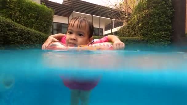 Fröhliches Asiatisches Kleines Mädchen Das Sommer Mit Der Familie Schwimmbad — Stockvideo