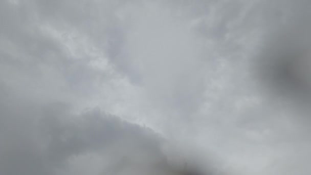 Pohyb Černých Mraků Tvoří Nad Oblohou Před Překonáním Deštivé Bouře — Stock video