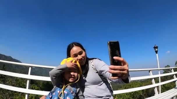 Азиатская Маленькая Девочка Мать Делают Селфи Сидя Белом Деревянном Стуле — стоковое видео