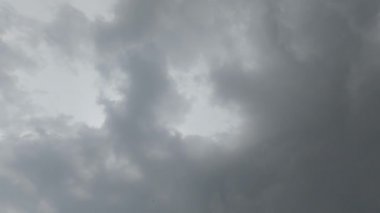 Kara bulutların hareketi yağmurlu fırtınayı aşmadan önce gökyüzünün üzerinde şekillenir. Doğa gökyüzü arkaplanı.