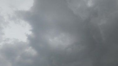 Kara bulutların hareketi yağmurlu fırtınayı aşmadan önce gökyüzünün üzerinde şekillenir. Doğa gökyüzü arkaplanı.
