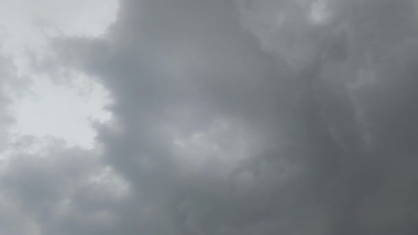 雨の嵐を越える前に 黒い雲の動きが空の上に形成される 自然空の背景 — ストック動画