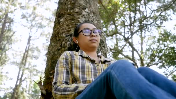 Asiática Mujer Escuchando Música Por Auricular Mientras Sienta Jardín Para — Vídeos de Stock