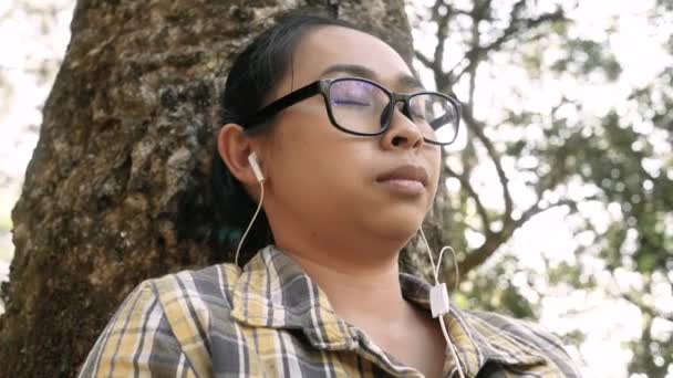 Asiática Mujer Escuchando Música Por Auricular Mientras Sienta Jardín Para — Vídeos de Stock