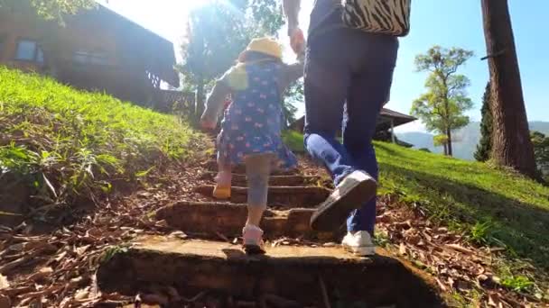 Kleine Meisje Wandelingen Met Haar Moeders Hand Lopen Trap Het — Stockvideo