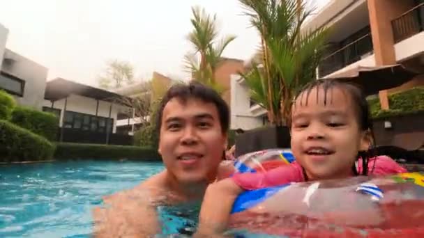 夏の日に父と一緒にプールで遊ぶ幸せなアジアの小さな子供の女の子 休暇中の家族の生活 — ストック動画