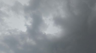 Kara bulutların hareketi yağmurlu fırtınayı aşmadan önce gökyüzünün üzerinde şekillenir. Doğa gökyüzü arkaplanı.
