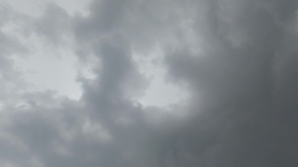 雨の嵐を越える前に 黒い雲の動きが空の上に形成される 自然空の背景 — ストック動画