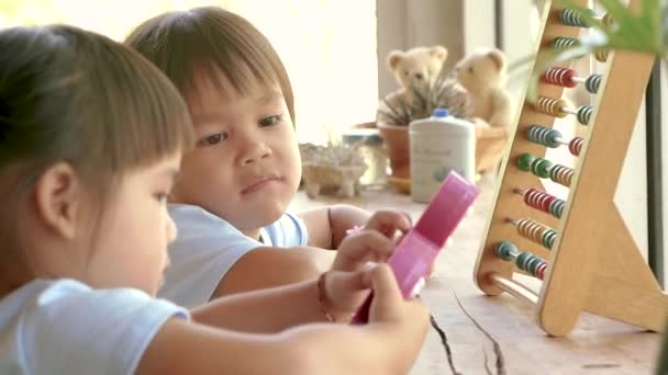 Niña Encantadora Aprendiendo Con Abacus Madera Colorido Educativo Contando Interior — Vídeos de Stock