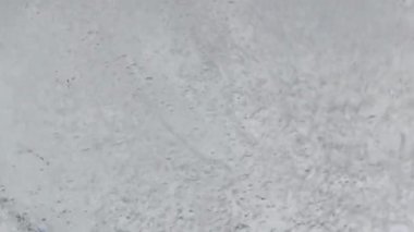 Temiz bardakta buzlu maden kömürlü suyun hava kabarcıklarının hareketi..