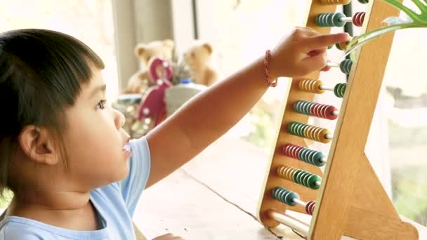 Niña Encantadora Aprendiendo Con Abacus Madera Colorido Educativo Contando Interior — Vídeo de stock