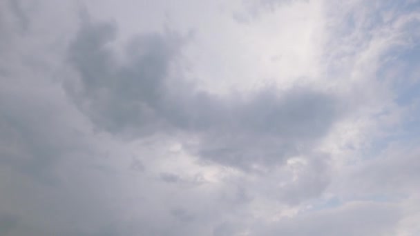 夏の日差しが差し込む青空に雲の動き 自然空の背景 — ストック動画