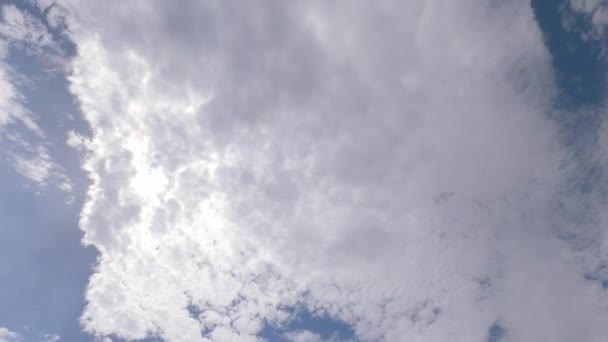 Die Bewegung Der Wolken Schönen Blauen Himmel Mit Sonnenlicht Sommertag — Stockvideo