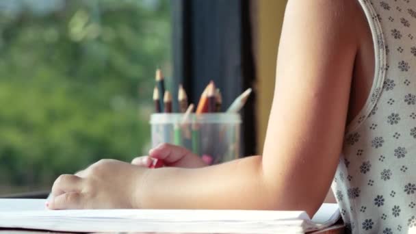 귀여운 아시아인 소녀는 색연필로 종이에 그림을 그리며 탁자에 있었다 코로나 — 비디오