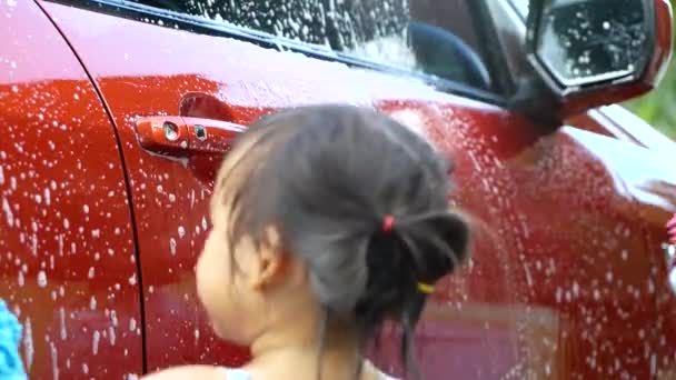 Nettes Geschwisterkind Das Seinem Vater Beim Autowaschen Mit Seifenblasen Freien — Stockvideo