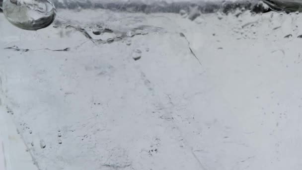 Movimiento Burbujas Aire Agua Mineral Carbonatada Con Hielo Vidrio Transparente — Vídeo de stock