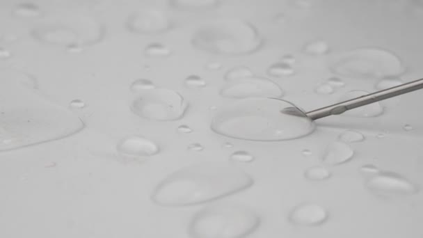 Wassertropfen Mit Medizinischem Gerät Spritzen Nadel Auf Weißem Hintergrund Selektiver — Stockvideo