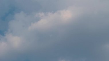 Güzel mavi gökyüzünde bulutların hareketi ve yaz günü güneş ışığı. Doğa gökyüzü arkaplanı.