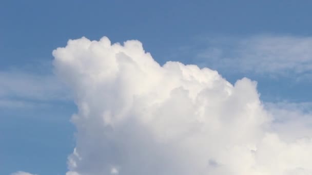 Die Bewegung Der Wolken Schönen Blauen Himmel Mit Sonnenlicht Sommertag — Stockvideo