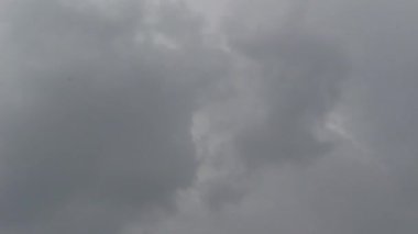 Kara bulutların hareketi yağmurlu fırtınayı aşmadan önce gökyüzünde oluşur..