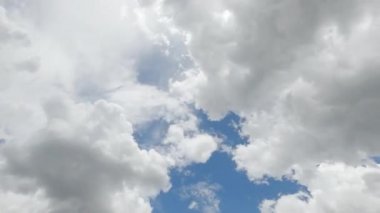 Güzel mavi gökyüzünde bulutların hareketi ve yaz günü güneş ışığı. Doğa gökyüzü arkaplanı.