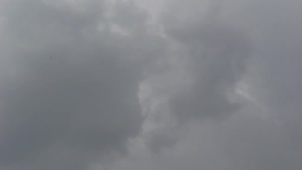 雨の嵐を越える前に空の上に黒い雲の動きが形成される — ストック動画