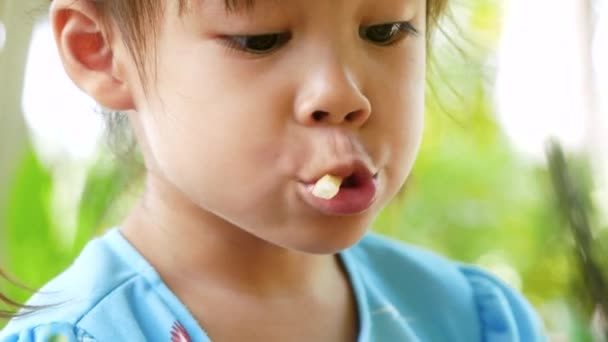 Primer Plano Retrato Una Niña Bonita Disfrutar Comer Con Papas — Vídeo de stock