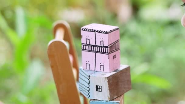 Sevimli Çocuk Arka Bahçede Ailesiyle Renkli Tahta Blok Oyuncakları Oynuyor — Stok video