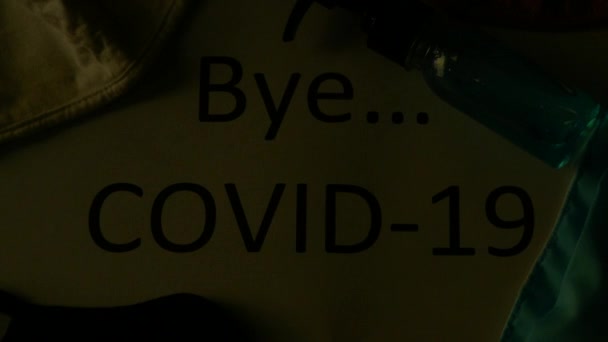 ライトはBye Covid 19というラベルの紙に輝きます コロナウイルスのパンデミックにお別れを言う概念 — ストック動画