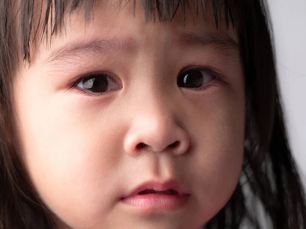 背景暗淡 表情忧郁的亚洲小女孩的肖像脸 — 图库照片