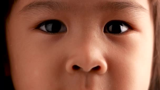 Retrato Cara Niña Asiática Con Mostrar Determinación Sobre Fondo Oscuro — Vídeos de Stock