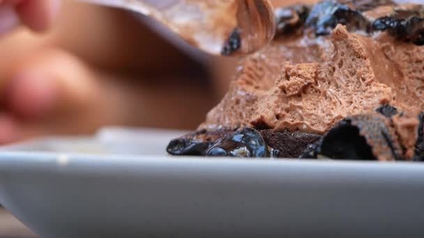 Kafedeki Beyaz Tabakta Çikolatalı Keki Kepçelemek Için Kaşık Kullanarak Yakın — Stok video