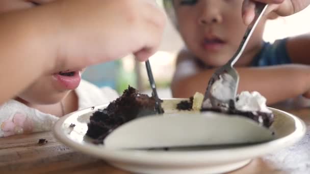 Close Portret Van Twee Mooie Kleine Meisjes Eten Graag Met — Stockvideo