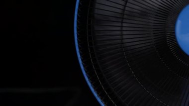 Arka planda ızgara izole edilmiş elektrikli pervaneleri yakın çekimde aç..