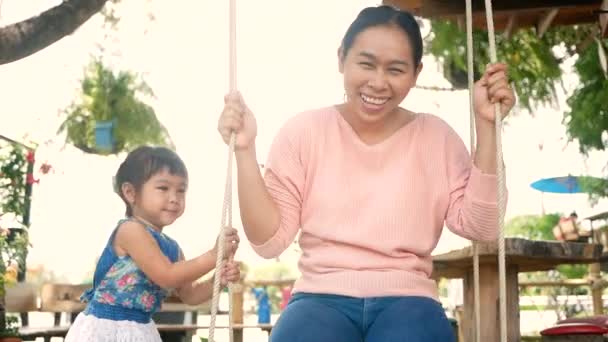 Retrato Duas Meninas Bonitas Sua Mãe Brincando Com Balanços Madeira — Vídeo de Stock