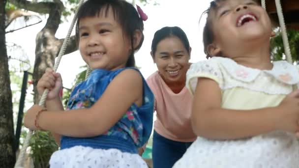 Portrét Dvou Krásných Holčiček Její Matka Šťastně Hrají Dřevěnými Houpačkami — Stock video