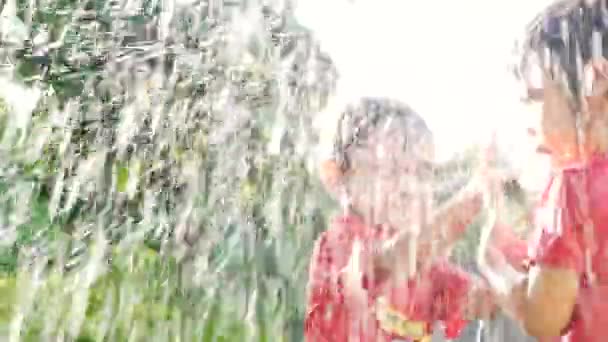 Asiatico Due Piccole Sorelle Giocare Con Acqua Spruzzato Tubo Caldi — Video Stock