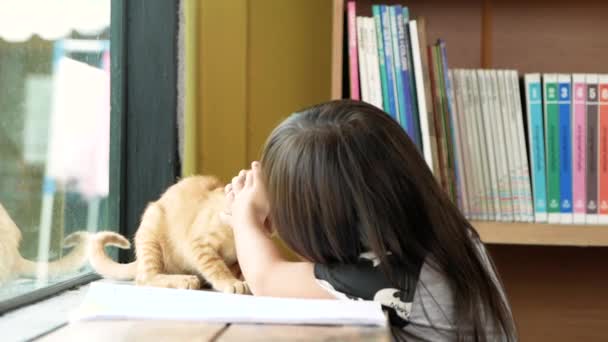 Educar Casa Menina Pequena Asiática Fazendo Lição Casa Pela Janela — Vídeo de Stock