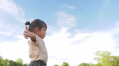 İki kardeş kız kardeş sıcak bir yaz gününde bahçede birbirlerine sarılıp sevgi gösteriyorlar..