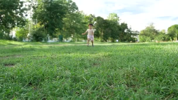 Маленькая Азиатская Девочка Весело Играет Саду Жаркий Летний День — стоковое видео