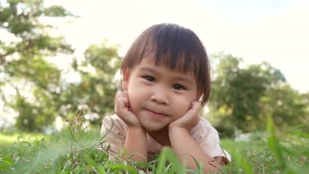 Bonne Petite Fille Enfant Couché Sur Herbe Verte Extérieur Dans — Video