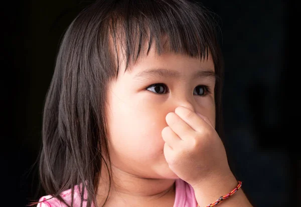 Retrato Rosto Menina Criança Asiática Segurando Seu Nariz Por Causa — Fotografia de Stock