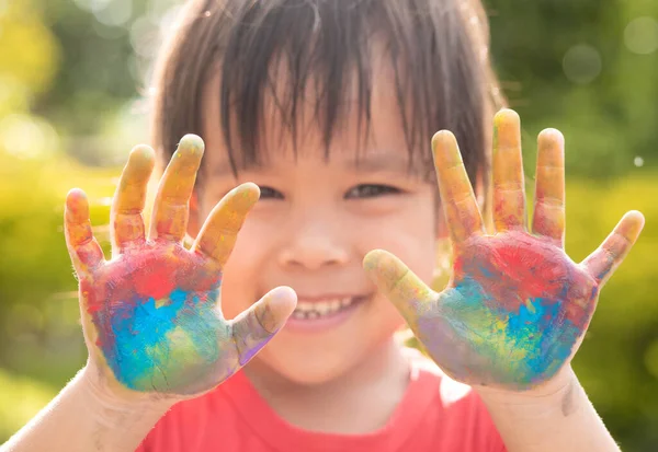 Ragazzina Allegra Bambino Con Mani Dipinte Vernici Colorate Sfondo Natura — Foto Stock