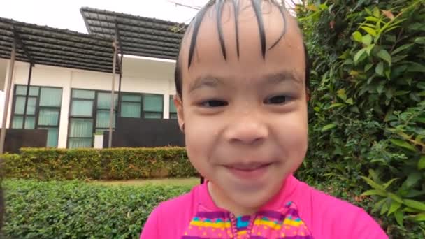 Glada Asiatiska Lilla Barn Flicka Som Leker Poolen Med Sin — Stockvideo