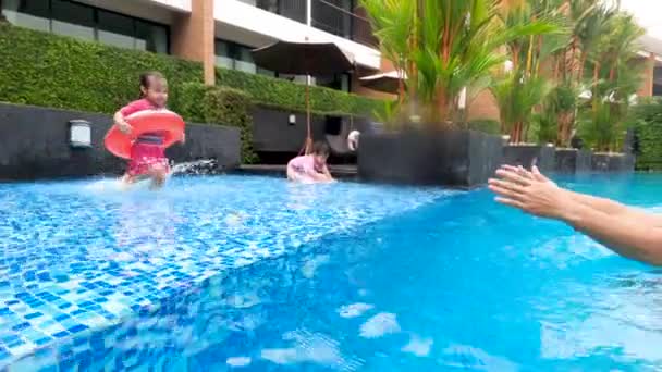 Jovem Asiática Alegre Brincando Piscina Com Seu Pai Dia Verão — Vídeo de Stock